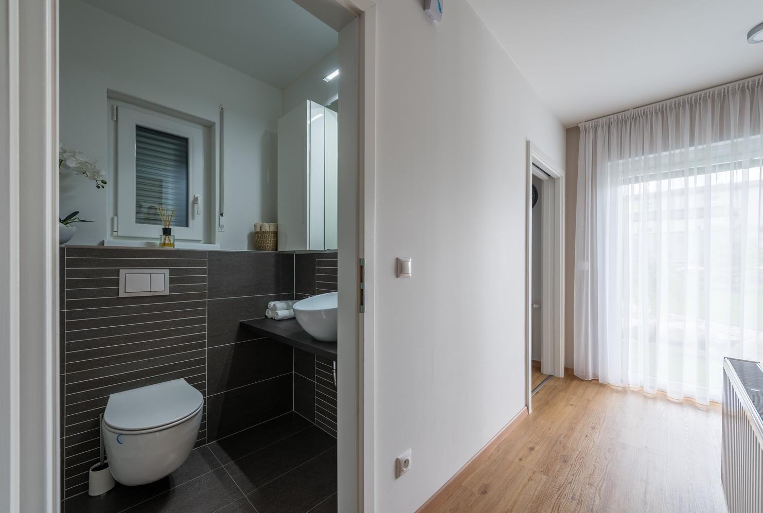 Závesné WC je nielen moderné, ale veľmi praktické a dobre sa udržiava Závesné WC je nielen moderné, ale veľmi praktické a dobre sa udržiava